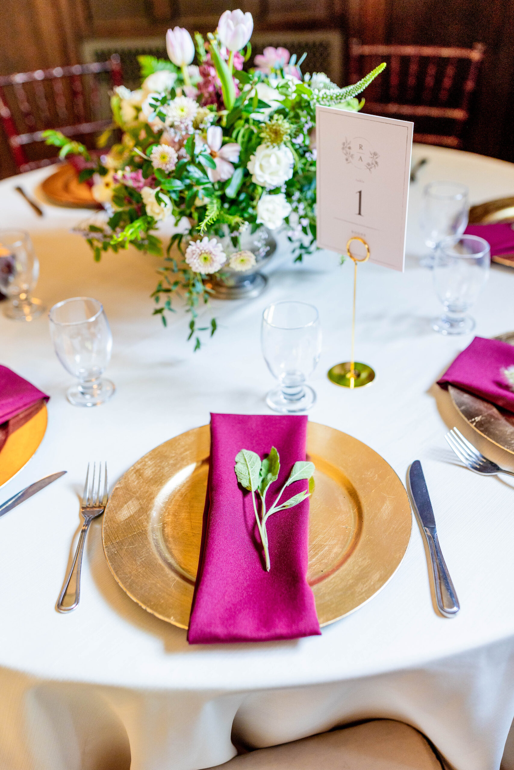 wedding table with wedding plate and a boquet of flowers 